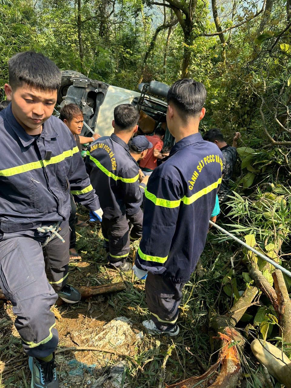 Hiện trường vụ xe khách chở đoàn nhân viên ngân hàng lao xuống vực ở Tam Đảo: Danh sách nạn nhân