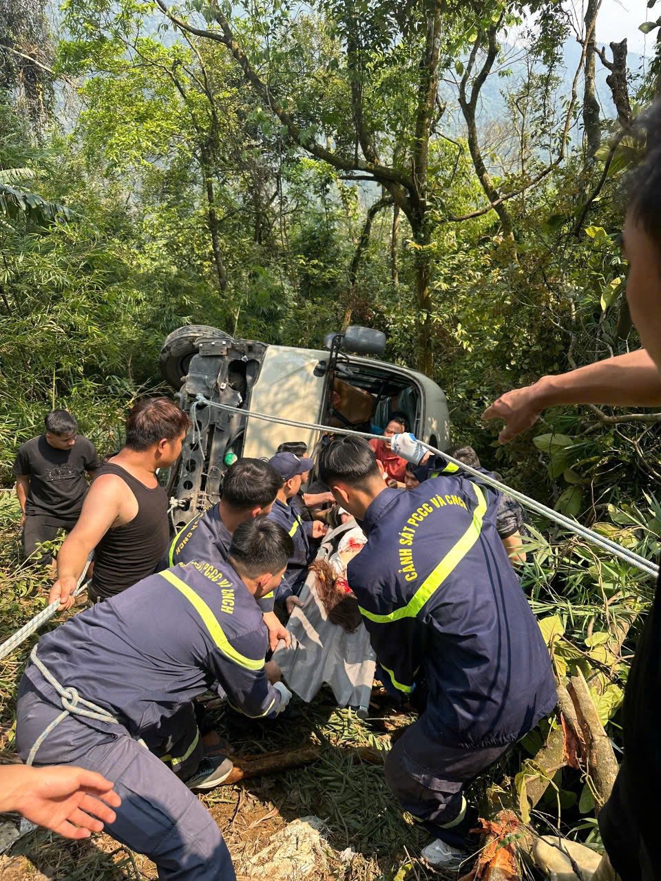 Lực lượng chức năng tổ chức cứu hộ vụ lật xe ở Tam Đảo.