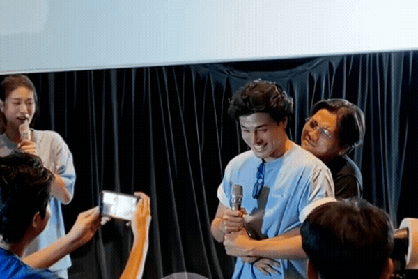 Clip hot: Nam diễn viên Vbiz bất ngờ hôn fan nam ngay giữa rạp chiếu phim, xem mà không tin vào mắt mình