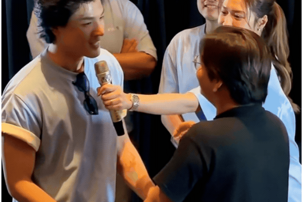 Clip hot: Nam diễn viên Vbiz bất ngờ hôn fan nam ngay giữa rạp chiếu phim, xem mà không tin vào mắt mình