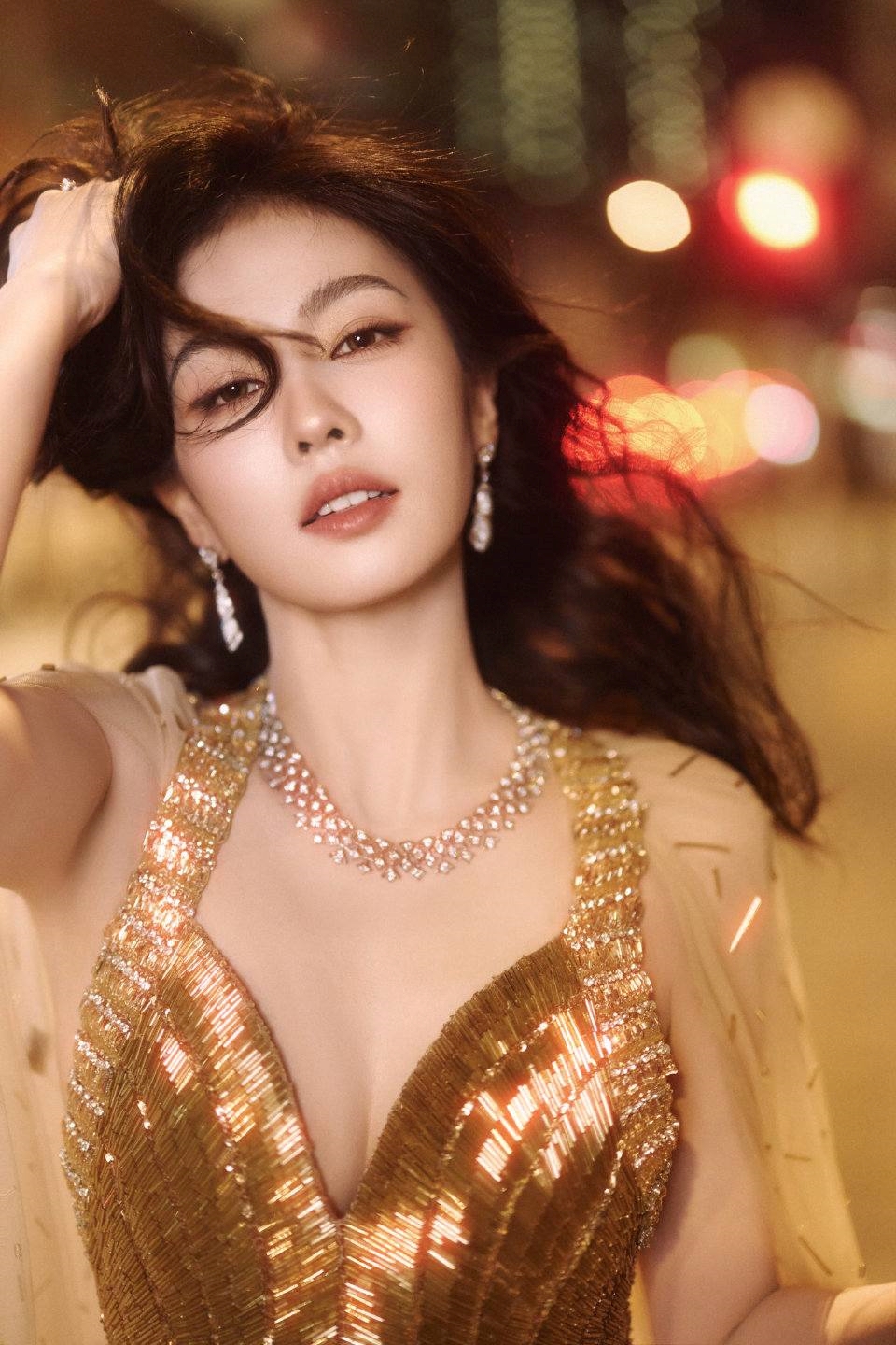 Cô ngày càng trẻ ra, khí chất sang trọng khác hẳn khi xưa