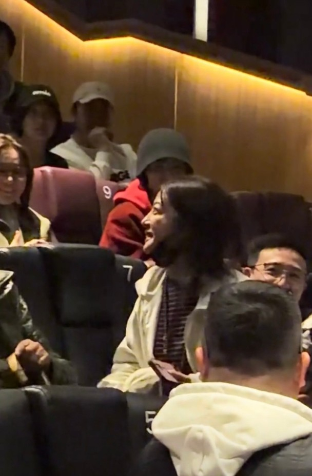 Bất chấp việc đang bị cấm sóng và cũng đã bị đoàn phim loại khỏi danh sách ekip sản xuất, Triệu Vy vẫn đến công chiếu phim. Dưới hàng ghế khán giả, chủ động bỏ mũ, đứng dậy chào hỏi, liên tục cảm ơn người hâm mộ xung quanh đã ra rạp ủng hộ mình. Ảnh: Sina.