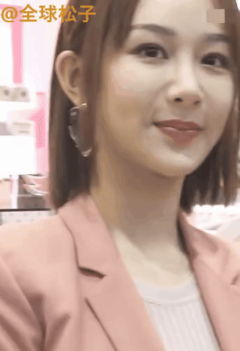 Gương mặt đơ cứng như tượng sáp...