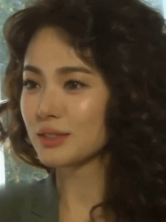 Khi cổ điển với mái tóc xoăn xù mì, nhan sắc của minh tinh hàng đầu xứ Hàn cũng không hề thuyên giảm. Tạo hình cổ điển, sắc sảo của nữ diễn viên càng tôn thêm đường nét thanh tú, hoàn hảo.