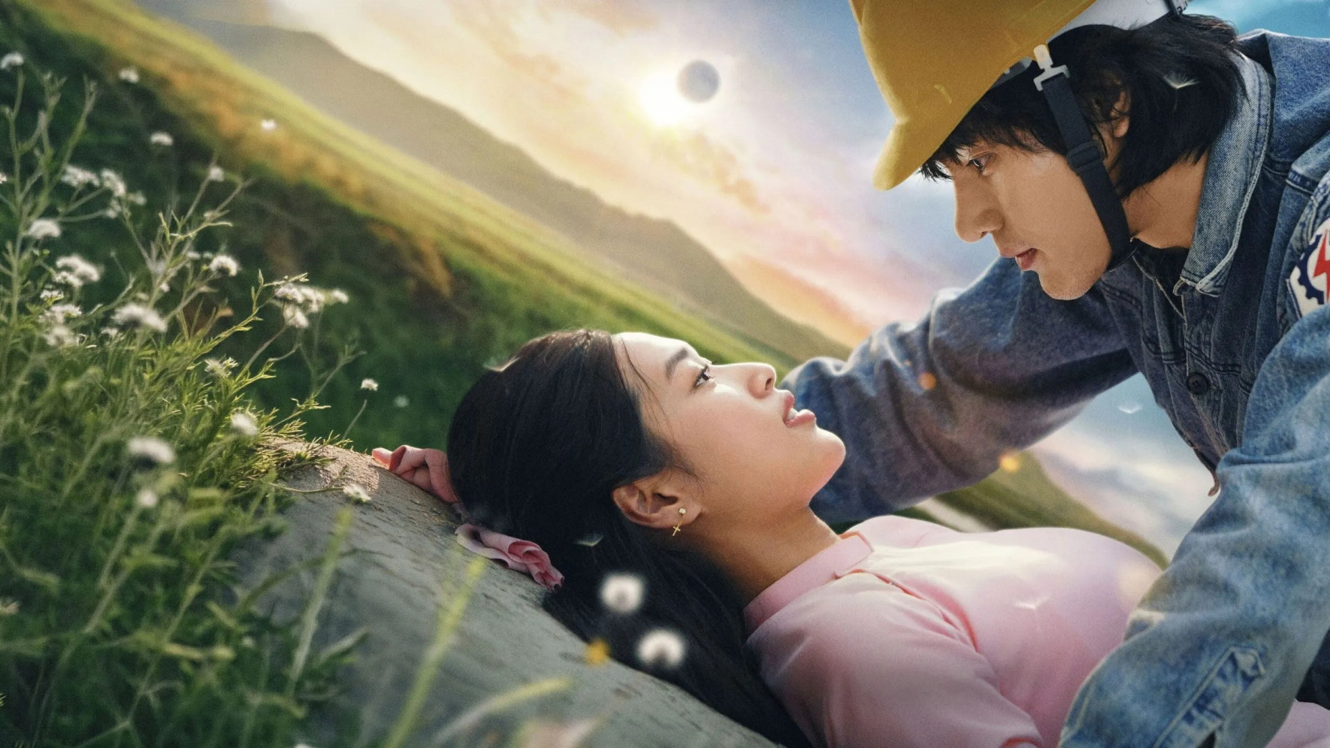 Clip hot: Nam diễn viên Vbiz bất ngờ hôn fan nam ngay giữa rạp chiếu phim, xem mà không tin vào mắt mình