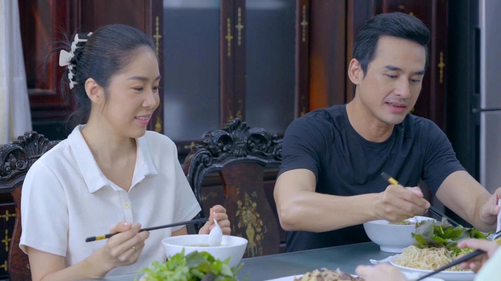 Mỹ nhân đóng chính cùng lúc 2 phim Việt đang cực hot, đổi mỗi kiểu tóc mà nhìn như người khác