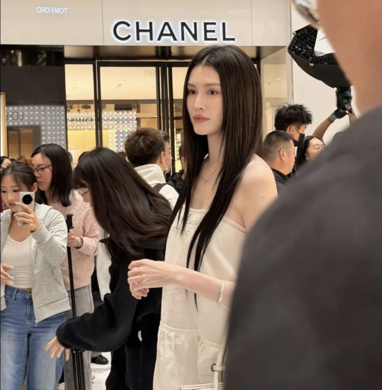 Ngay cả qua ống kính cam thường, visual của Hà Tuệ cũng vô cùng trẻ đẹp. (Ảnh: Weibo)