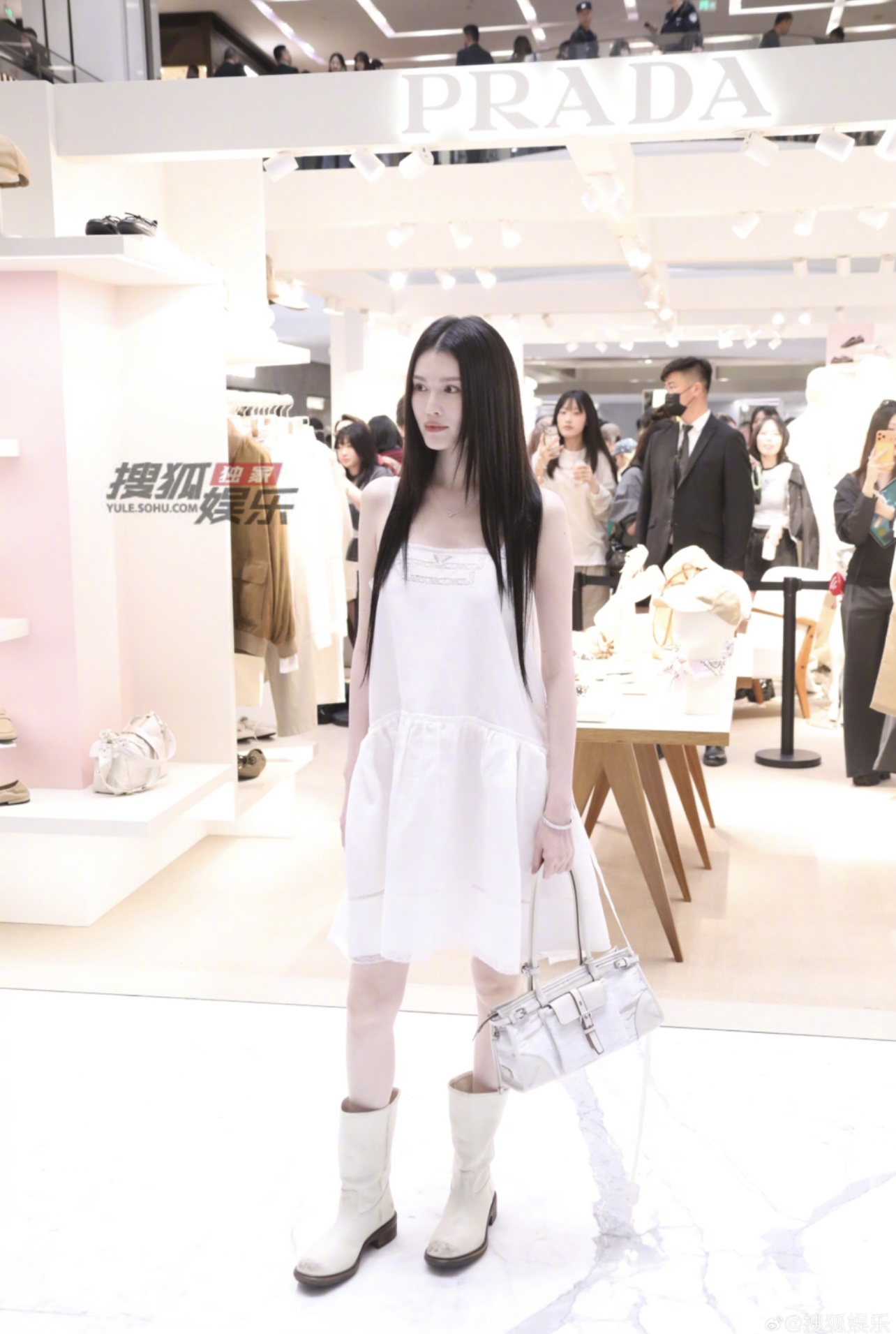 Vóc dáng mảnh mai của nữ siêu mẫu cho thấy hành trình lấy lại vóc dáng đáng nể. (Ảnh: Weibo)