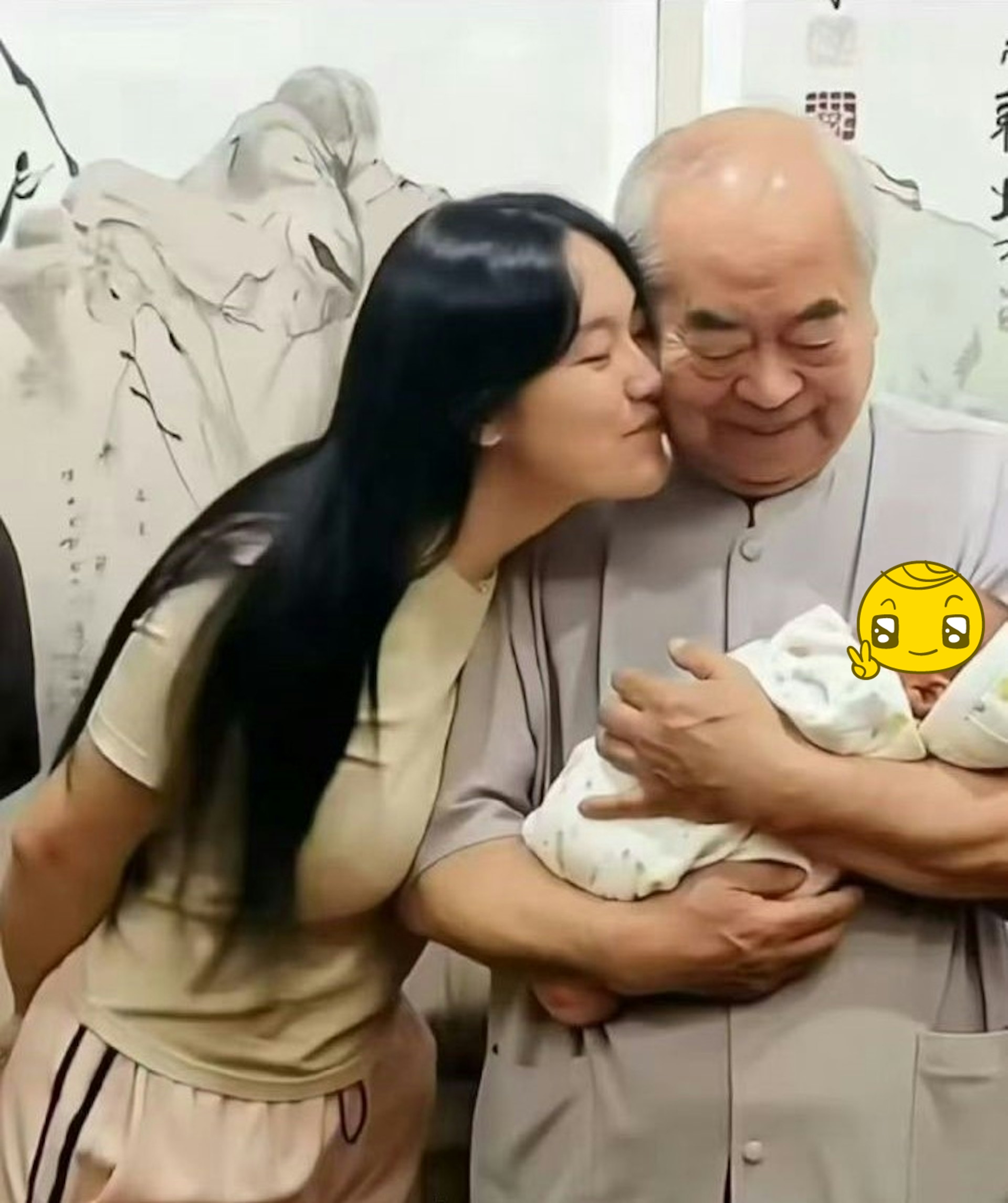 Từ Manh sinh con trai cho chồng U90.