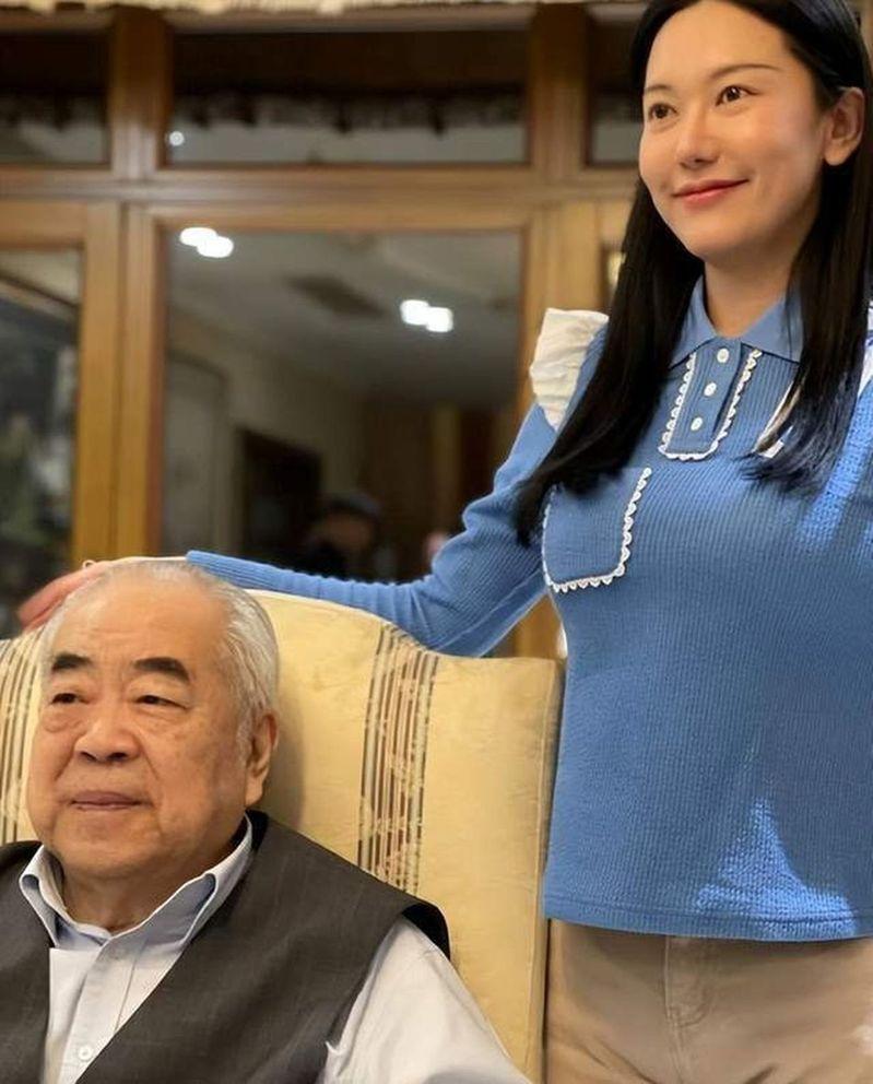 Từ mối quan hệ trợ lý cá nhân thành vợ.