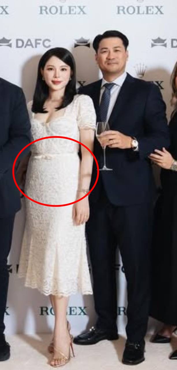 Trong ảnh do Tiên Nguyễn chia sẻ, netizen soi vóc dáng như đang bầu bí của Linh Rin 