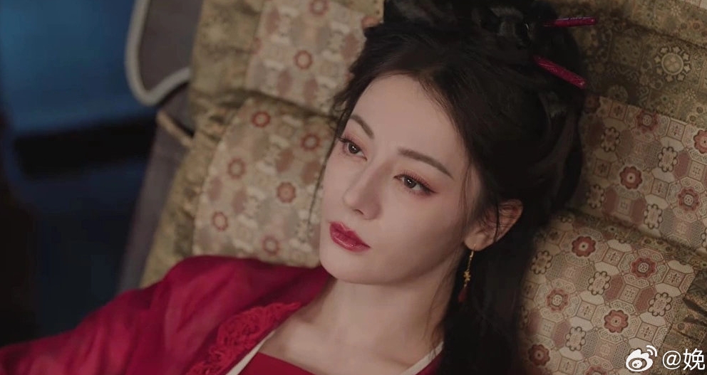 Khán giả cho rằng Địch Lệ Nhiệt Ba trong Bạch Nhật Đề Đăng luôn toát lên cảm giác mệt mỏi