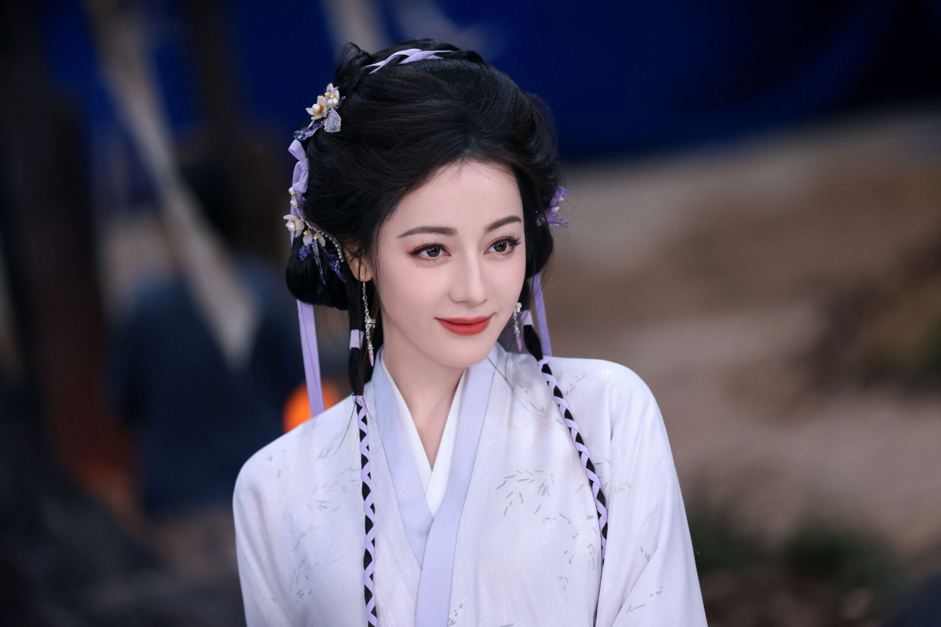 Địch Lệ Nhiệt Ba luôn tạo cảm giác cô đang cố 