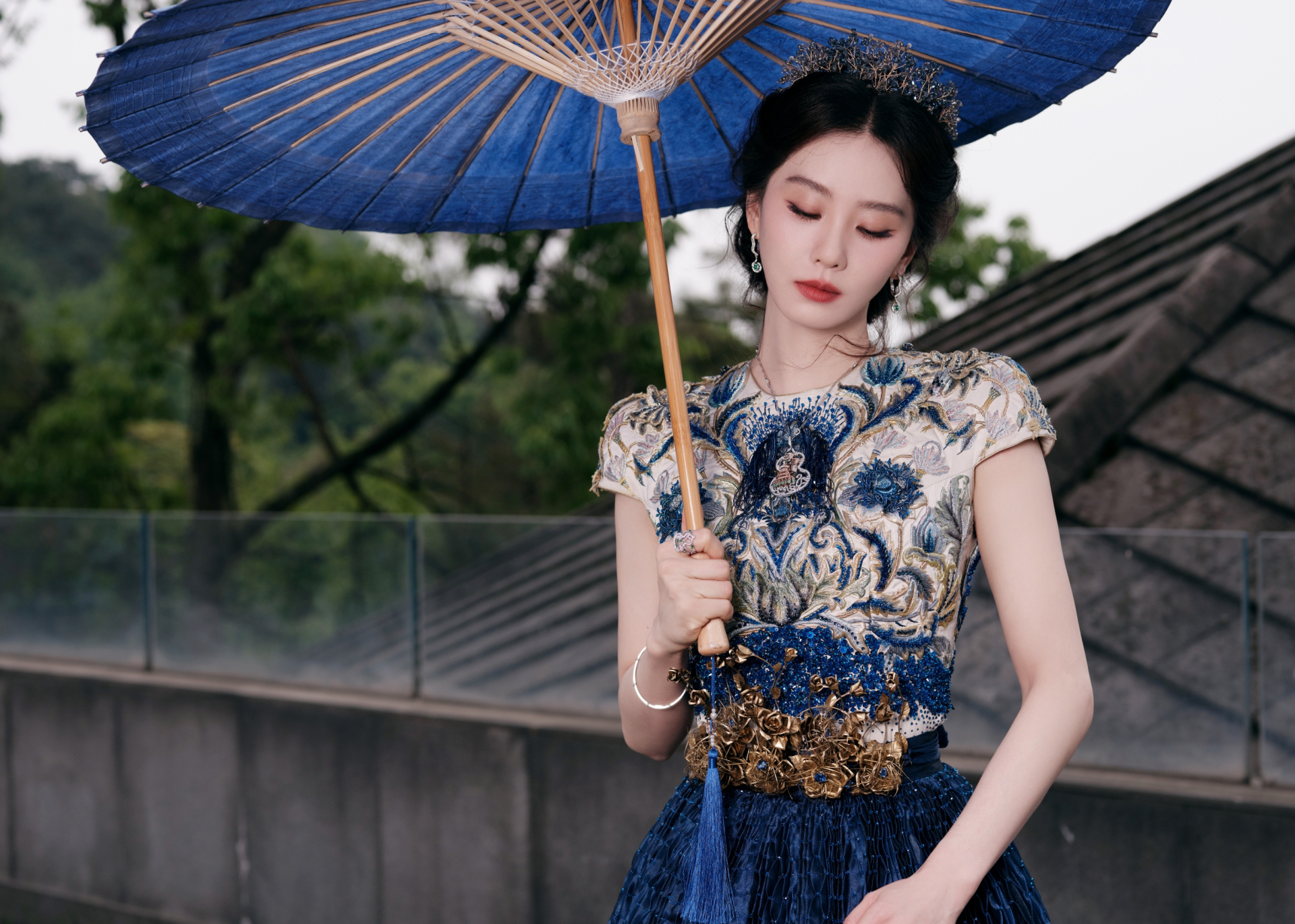 Lưu Thi Thi xuất hiện với vẻ đẹp quyền lực trong trang phục của NTK Guo Pei