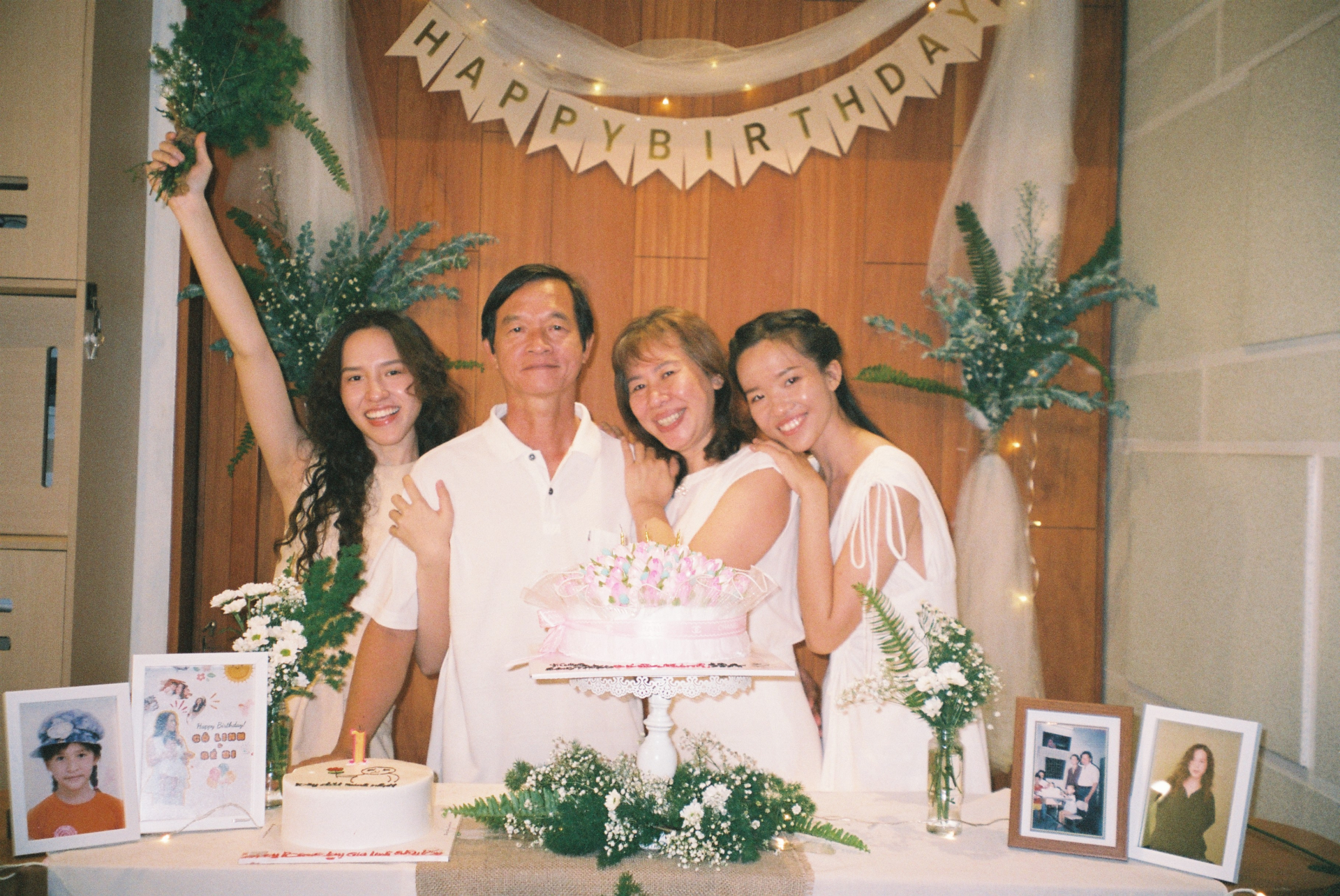 Cô bạn cho biết 22 tuổi là quãng thời gian tươi đẹp khi có gia đình, người yêu, học tập, công việc.