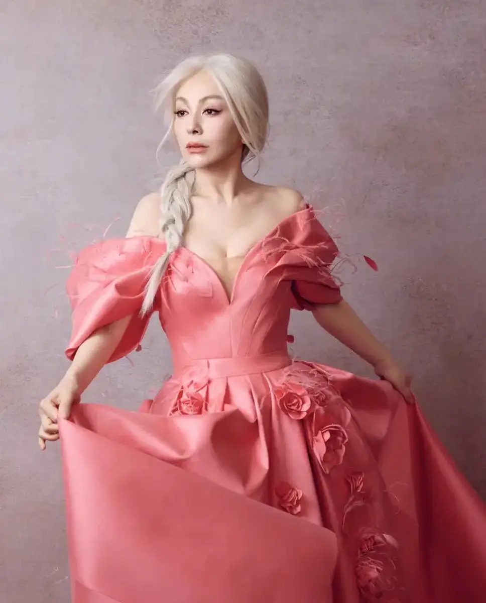 U60 vẫn lên đồ như công chúa, cả Trung Quốc có đúng 1 người: Thời gian không lưu dấu vết, góc nào cũng nét căng