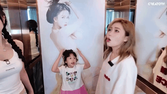 Bên trong thang máy cũng có ảnh chân dung của mỹ nhân 1989