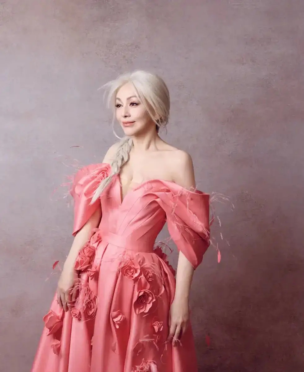 U60 vẫn lên đồ như công chúa, cả Trung Quốc có đúng 1 người: Thời gian không lưu dấu vết, góc nào cũng nét căng