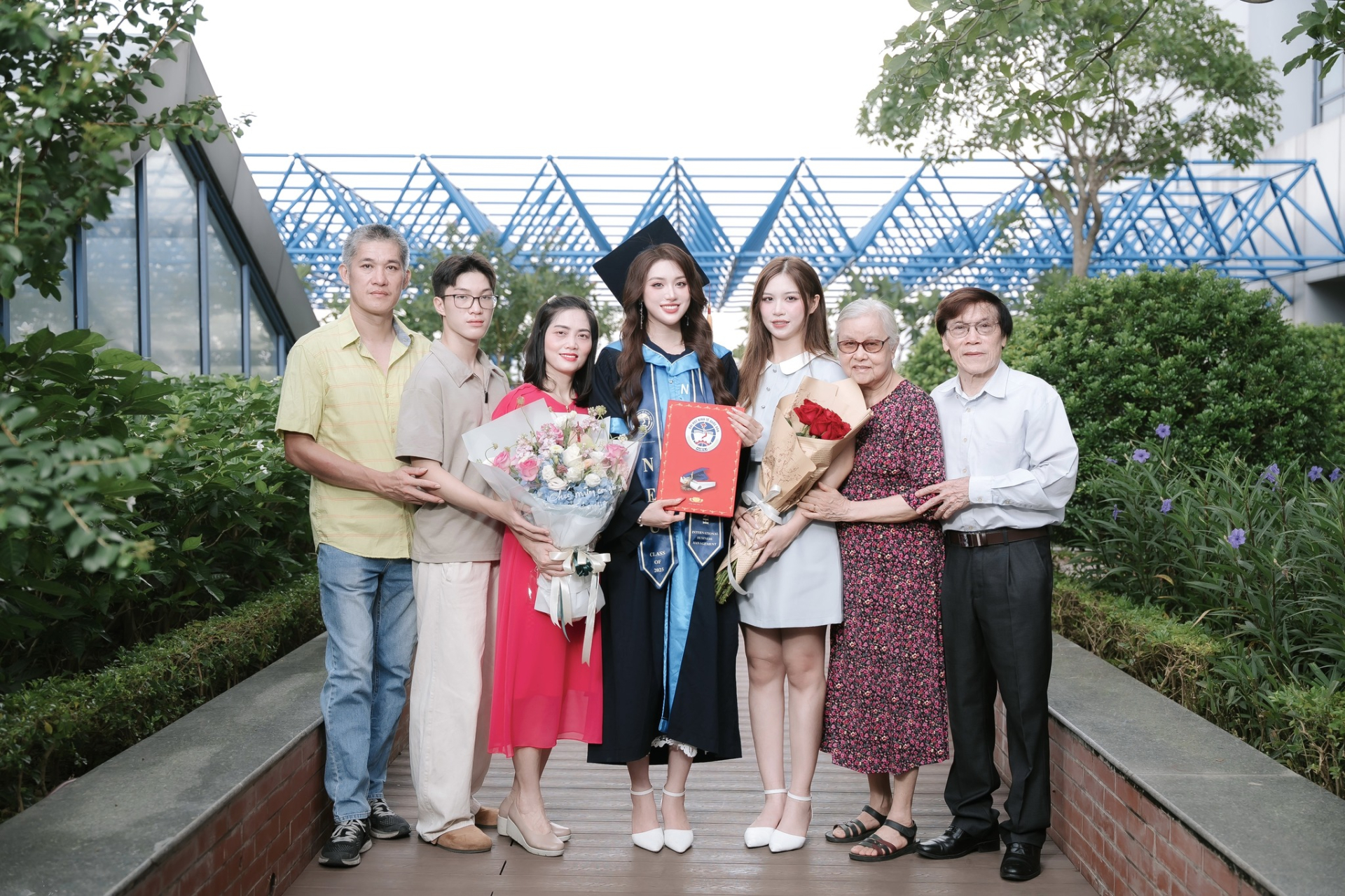 Phương Oanh sinh ra trong gia đình có bố mẹ làm việc kinh doanh, cô có chị gái song sinh 