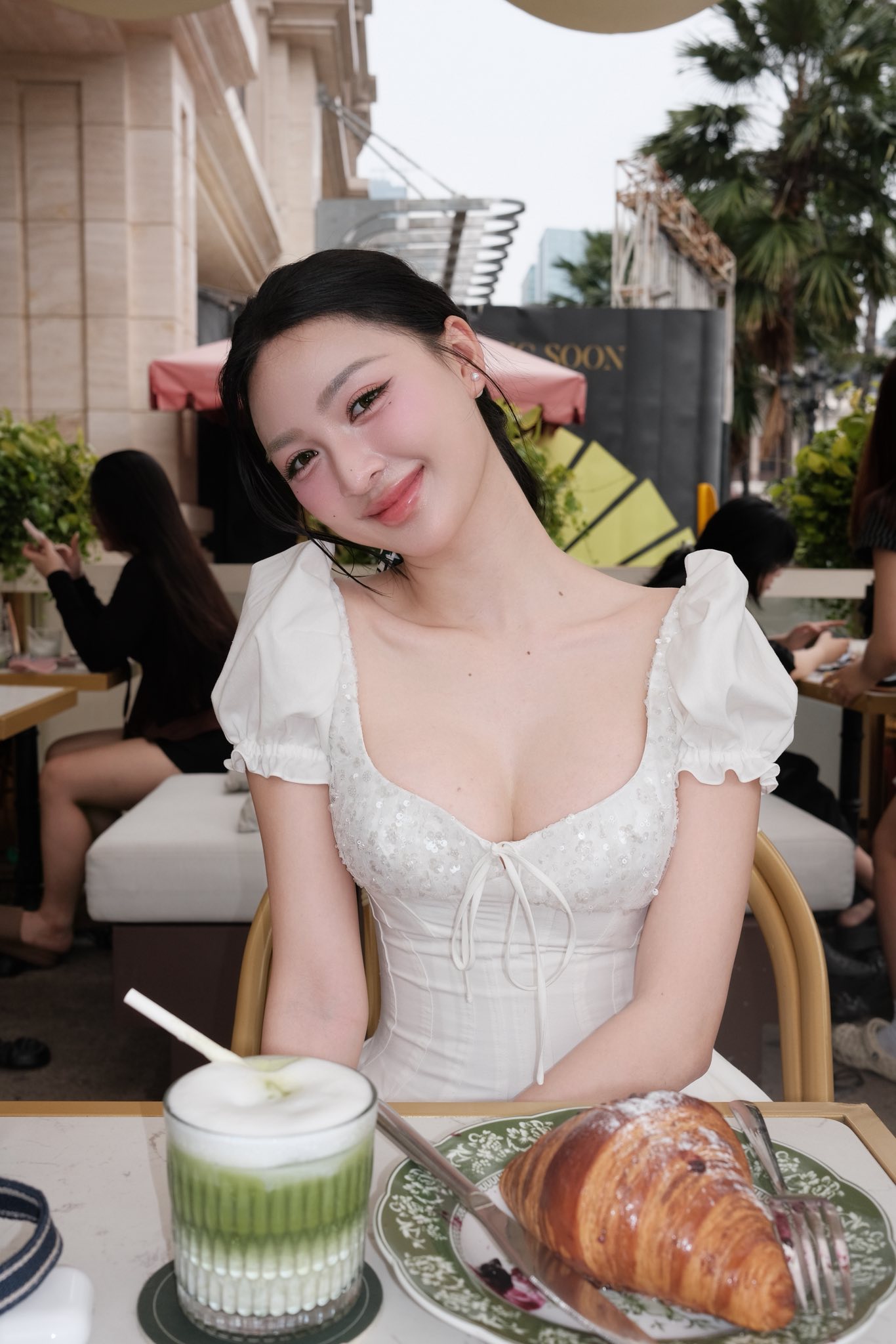 Bùng nổ bàn luận về vòng 1 khác lạ của Á hậu Cẩm Ly 