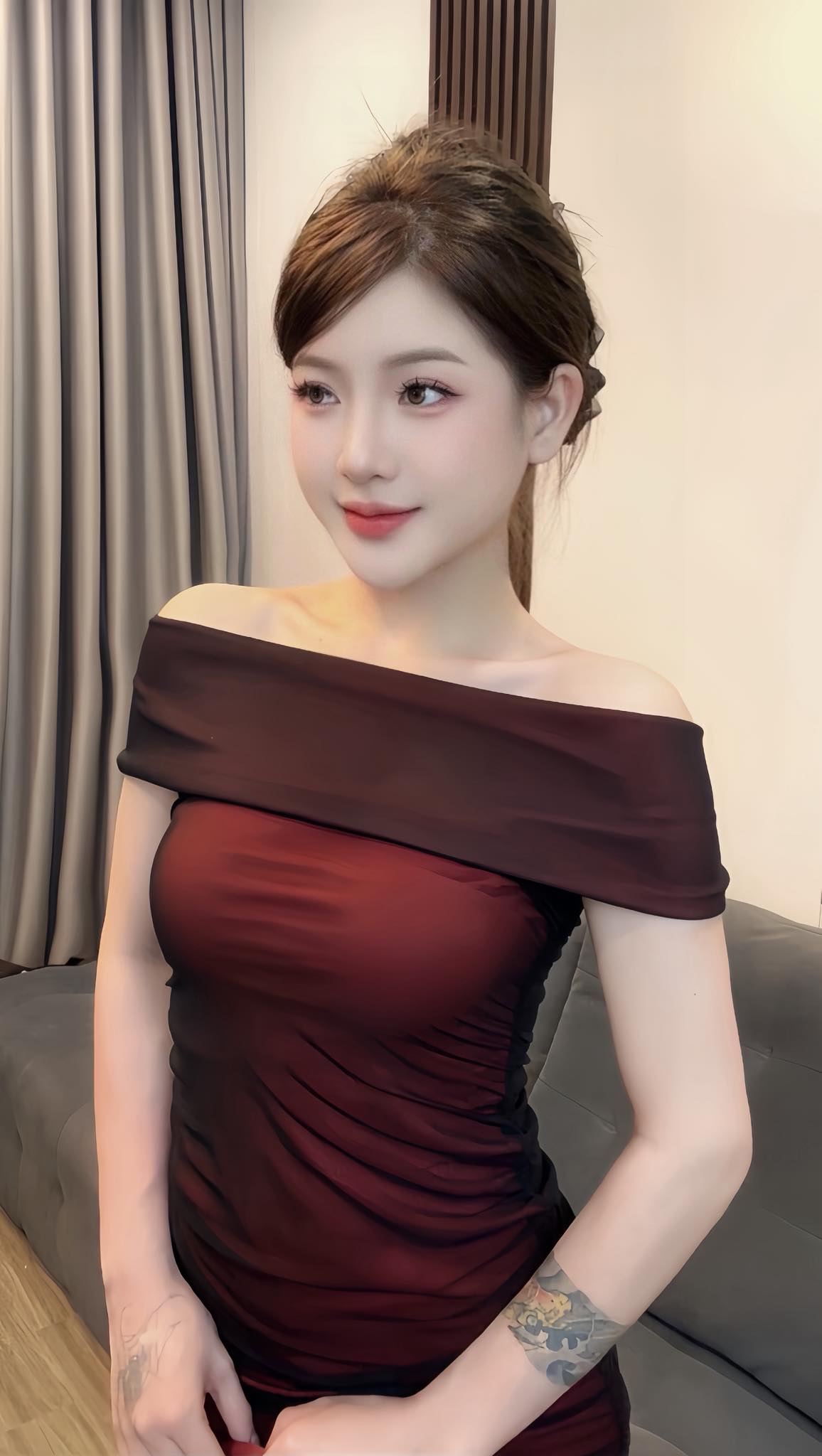 Ngọc Anh - cô gái đã nhảy xuống bể cá để cứu cháu bé 