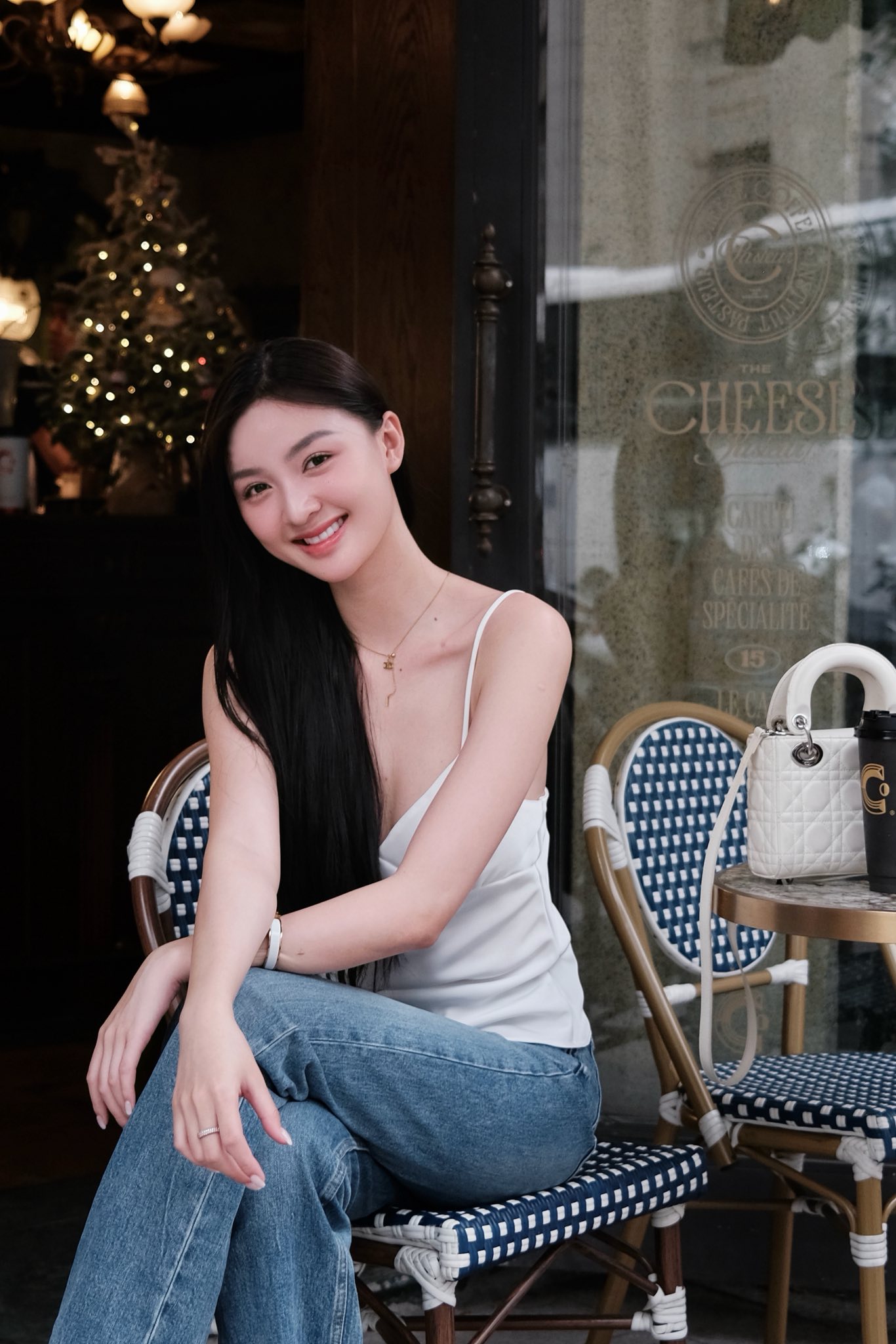 Bùng nổ bàn luận về vòng 1 khác lạ của Á hậu Cẩm Ly 