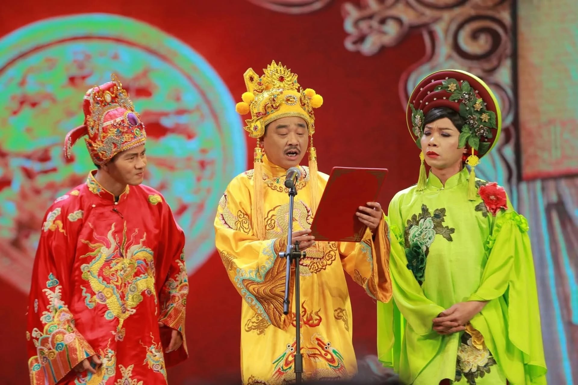 Trong hơn hai thập kỷ, hình ảnh Ngọc Hoàng do Quốc Khánh thể hiện đã trở thành một biểu tượng quen thuộc tại Táo quân. Ảnh: Tổng hợp