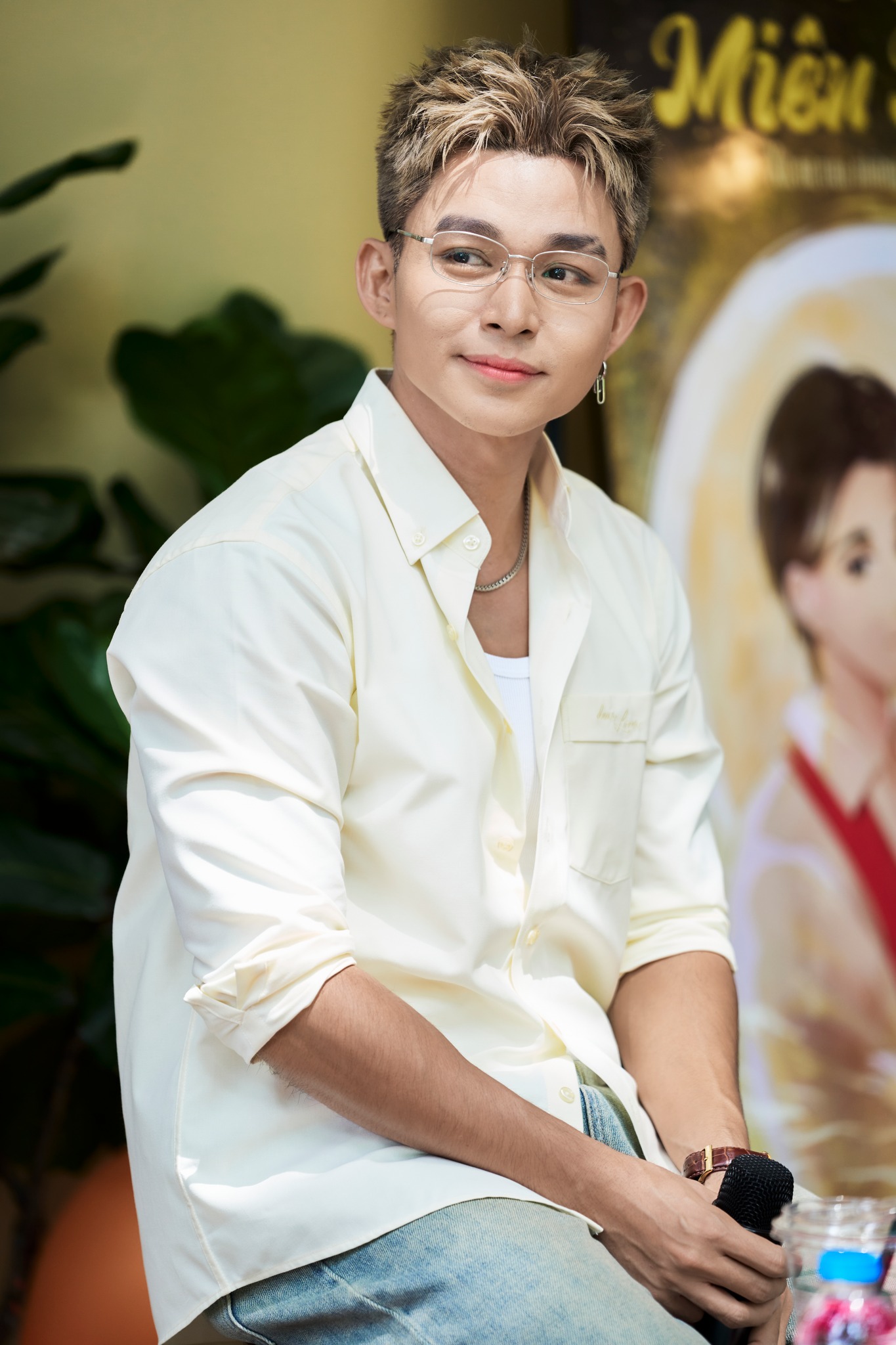 Jun Phạm và ê-kíp vẫn chưa có phản hồi trực tiếp về những tranh cãi xoay quanh MV. Ảnh: FBNV