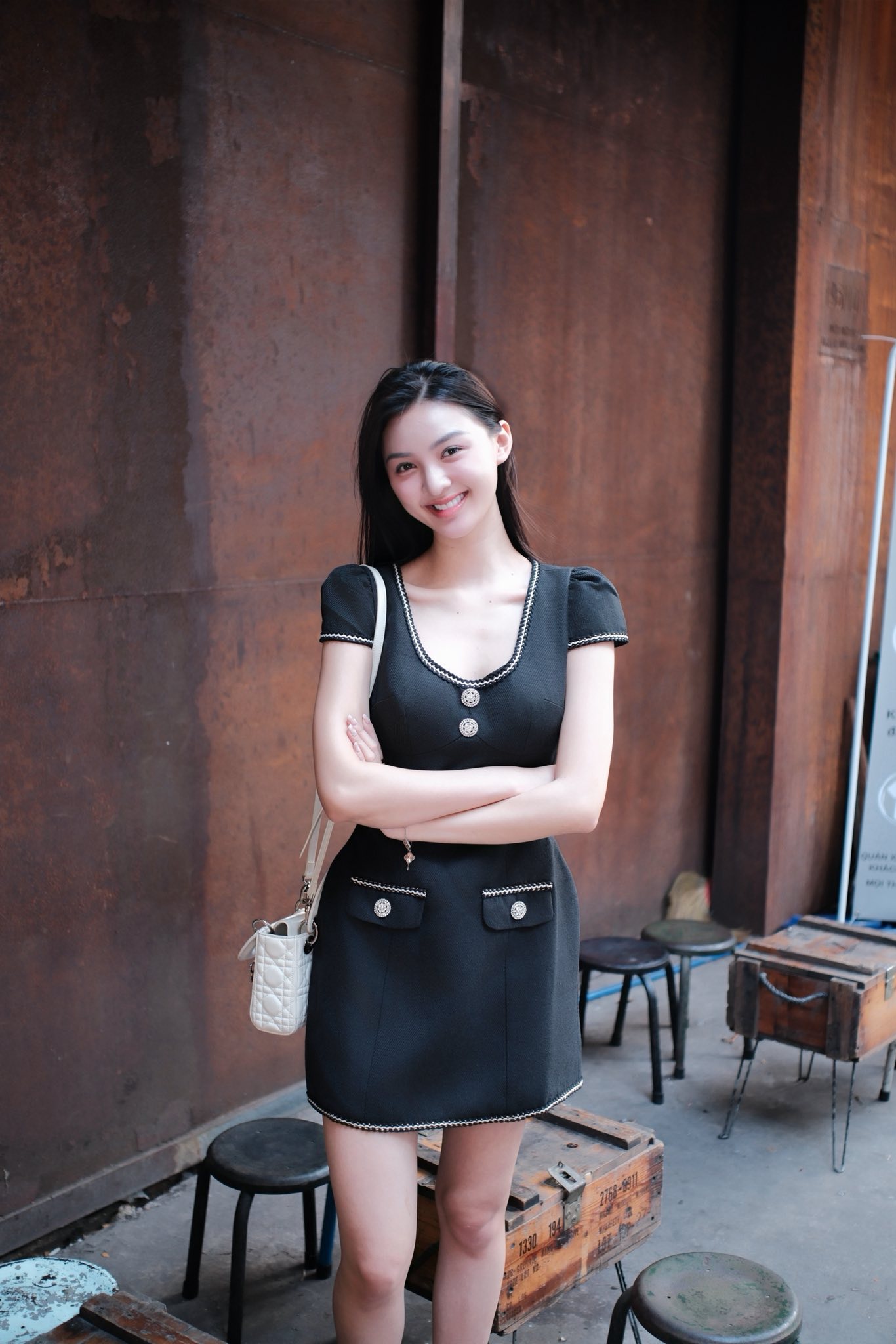 Bùng nổ bàn luận về vòng 1 khác lạ của Á hậu Cẩm Ly 