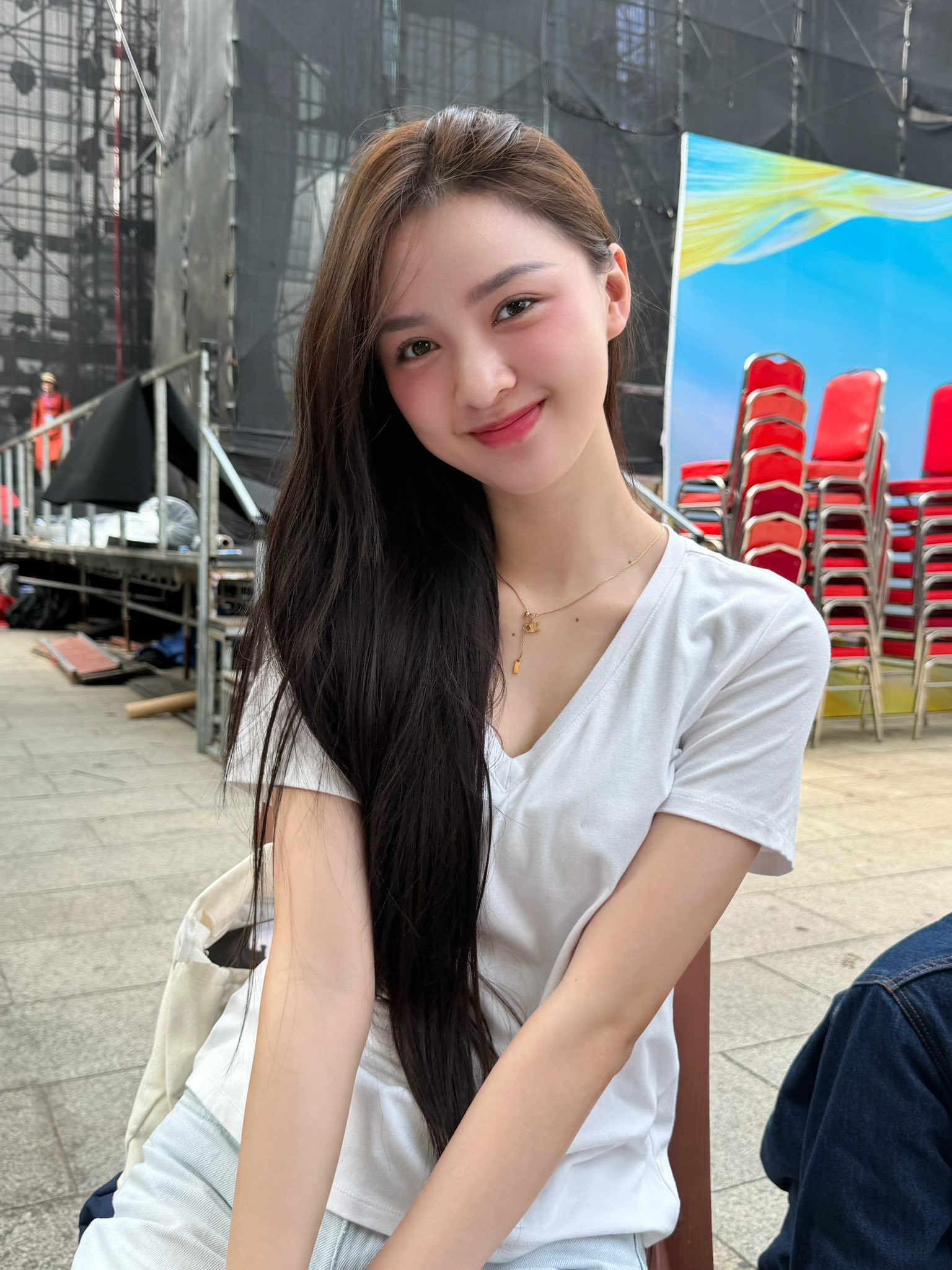 Trong nhiều khoảnh khắc đời thường, Cẩm Ly cho thấy phong cách đơn giản, không để lộ vòng 1