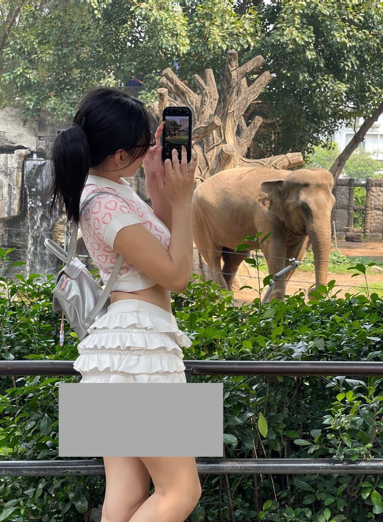 Phản cảm hình ảnh cô gái mặc váy ngắn đến lộ cả vòng 3 để đi Thảo Cầm Viên 