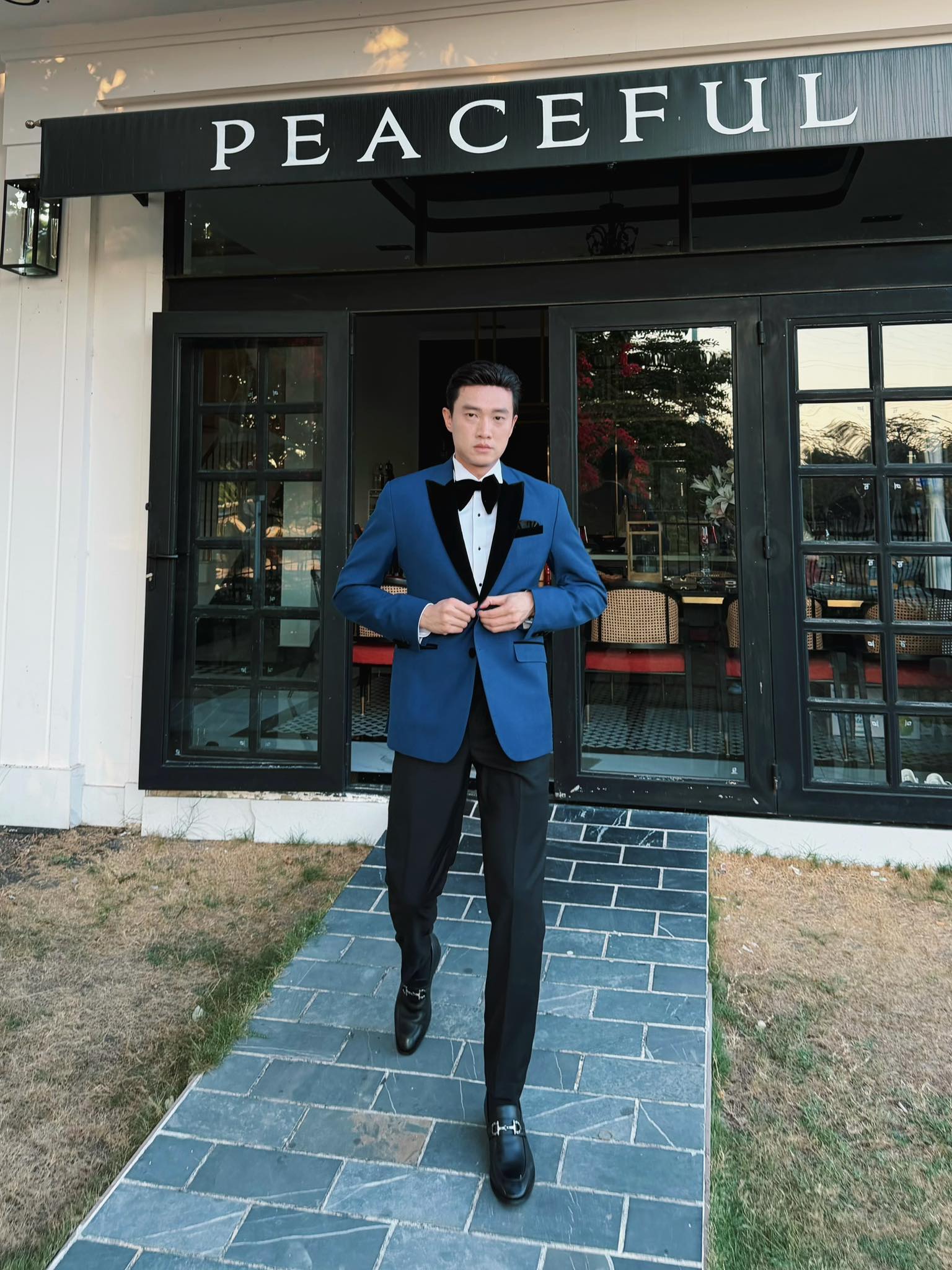 Giám khảo Quốc Trường và màu áo xanh tinh tế đồng điệu với tone màu của Miss World (Ảnh FBNV).