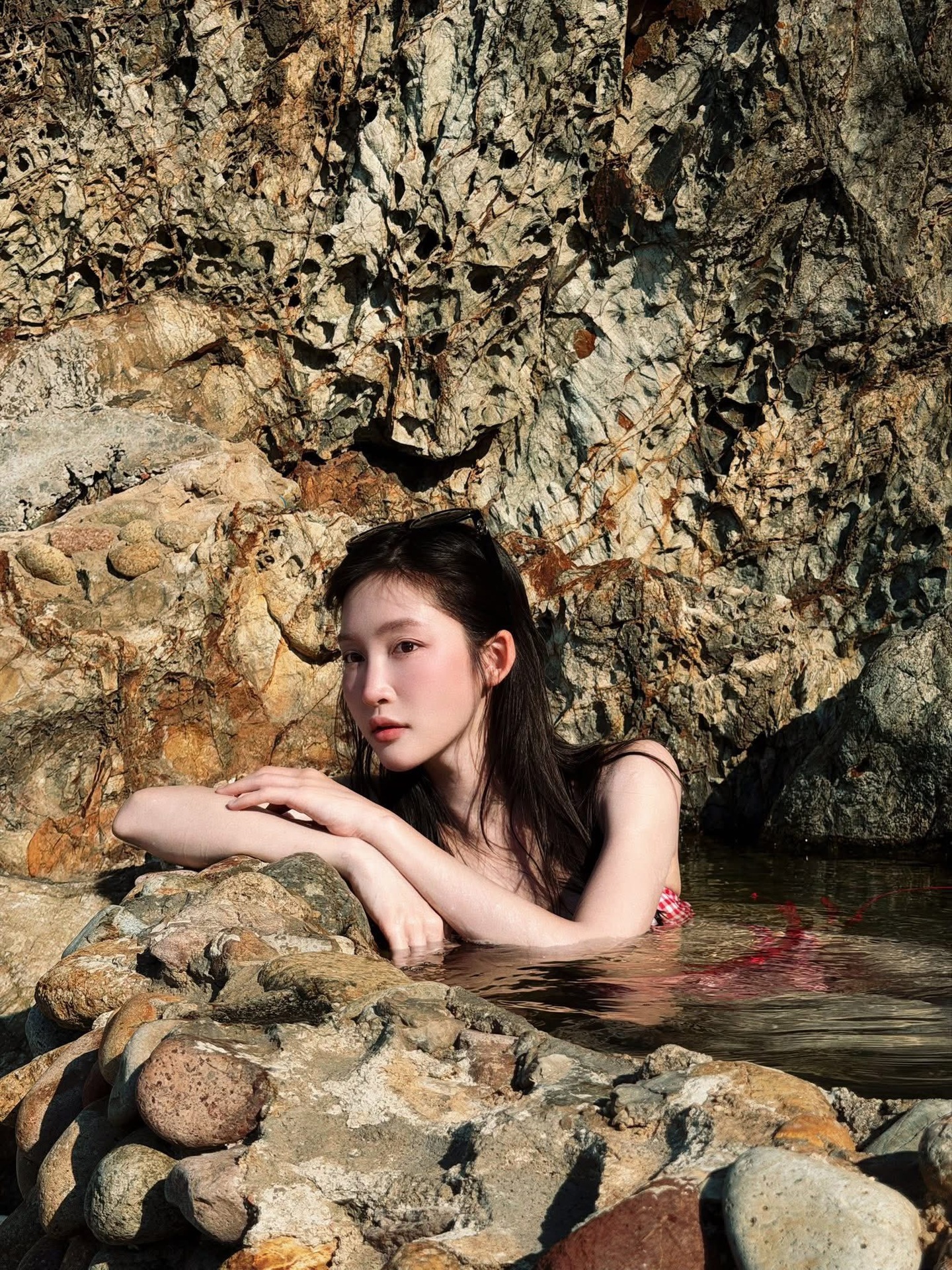 Vụ việc Juky San ngâm mình ở Giếng Tiên khiến dư luận bức xúc