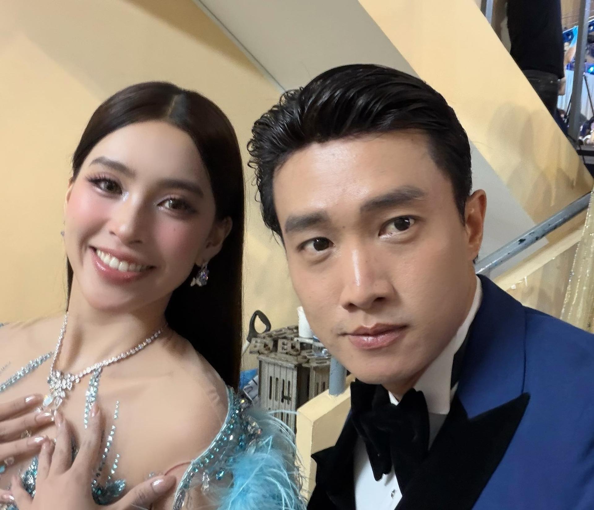 Nam diễn viên vẫn còn giữ được lớp nền mịn màng trong ảnh selfie đầu buổi (Ảnh FBNV).