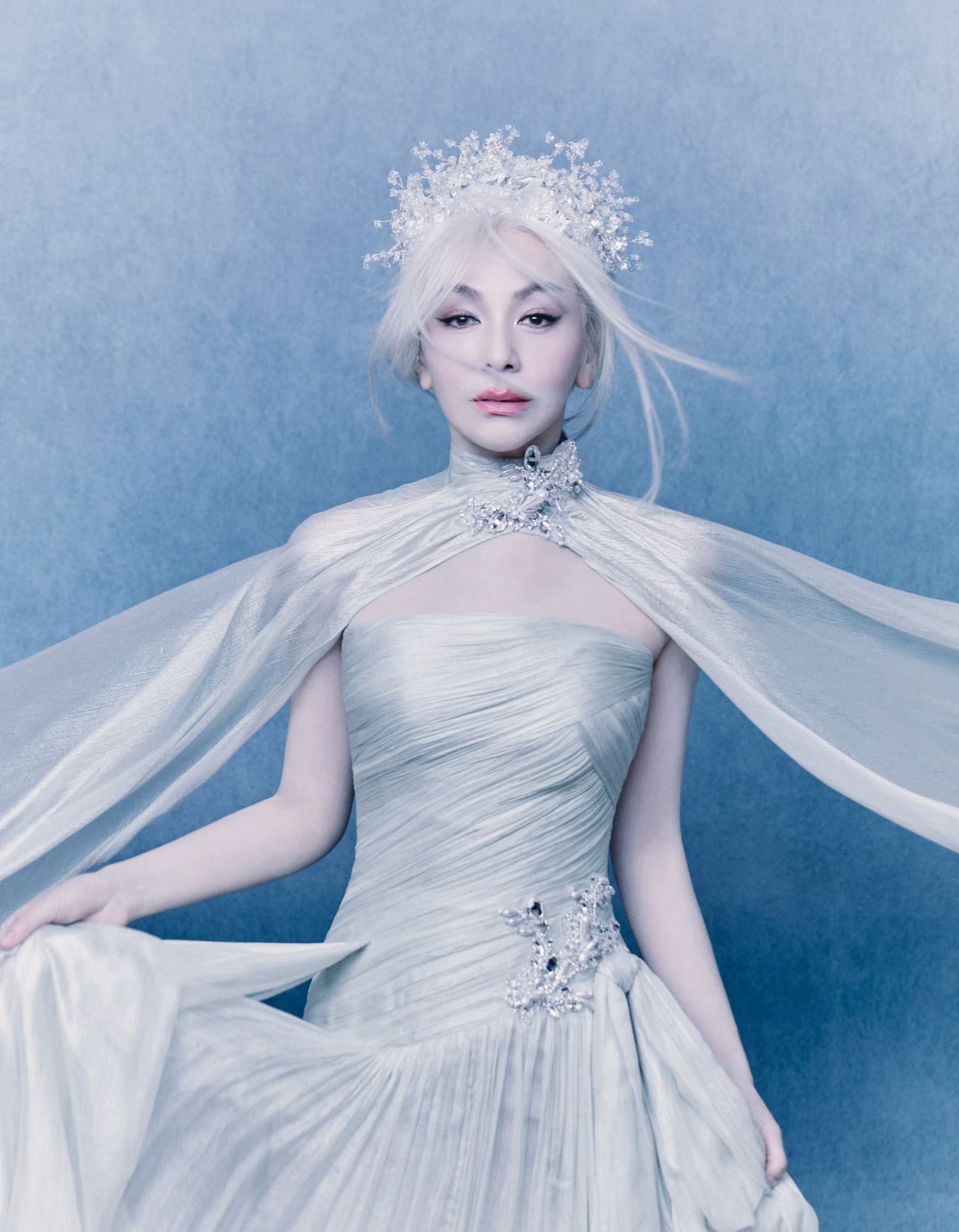 U60 vẫn lên đồ như công chúa, cả Trung Quốc có đúng 1 người: Thời gian không lưu dấu vết, góc nào cũng nét căng