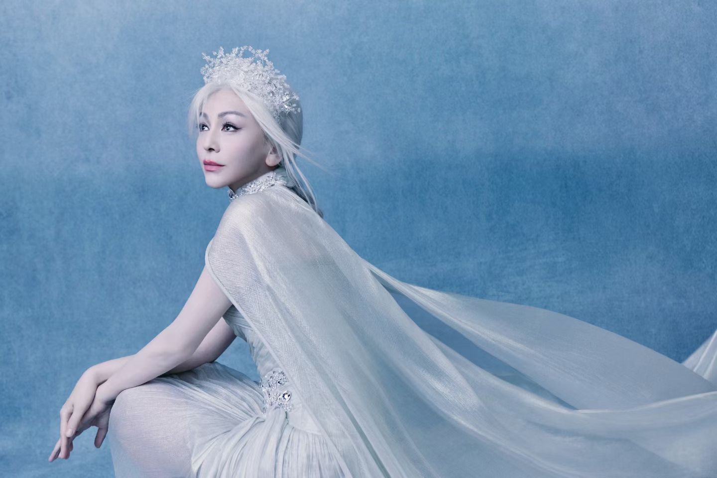 U60 vẫn lên đồ như công chúa, cả Trung Quốc có đúng 1 người: Thời gian không lưu dấu vết, góc nào cũng nét căng