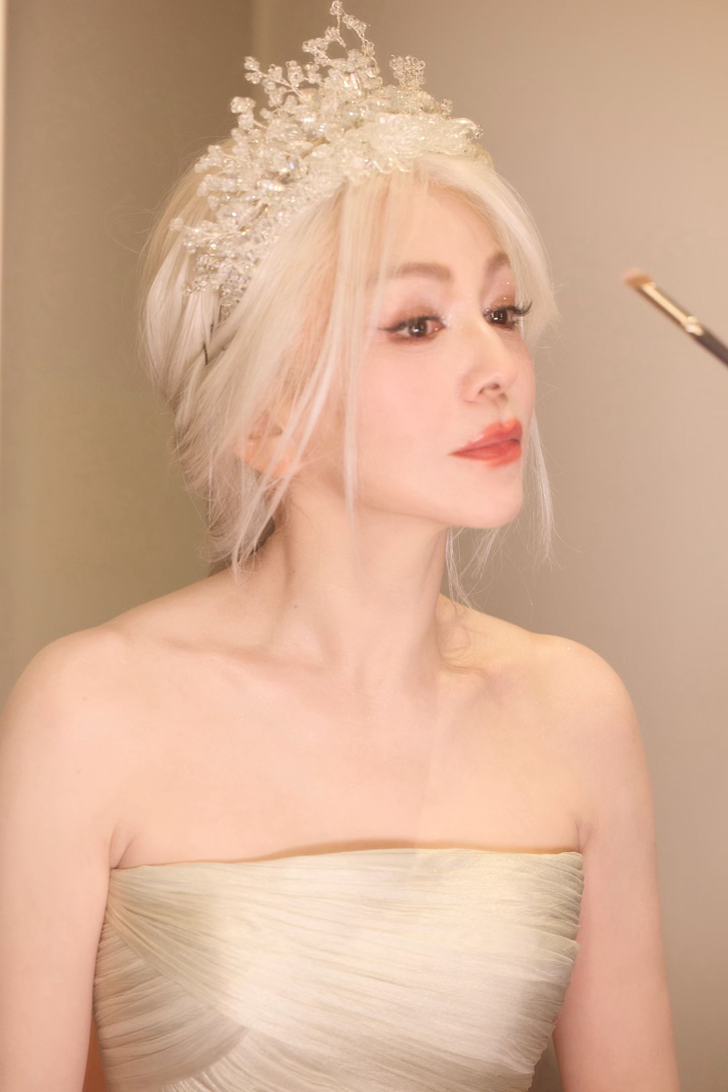 U60 vẫn lên đồ như công chúa, cả Trung Quốc có đúng 1 người: Thời gian không lưu dấu vết, góc nào cũng nét căng