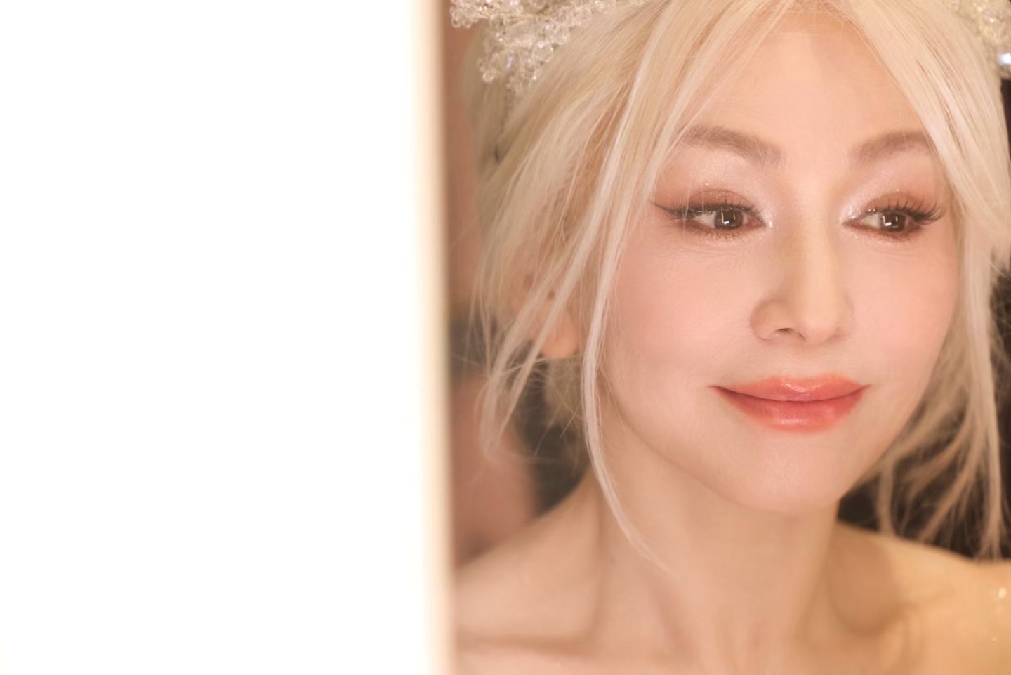 U60 vẫn lên đồ như công chúa, cả Trung Quốc có đúng 1 người: Thời gian không lưu dấu vết, góc nào cũng nét căng