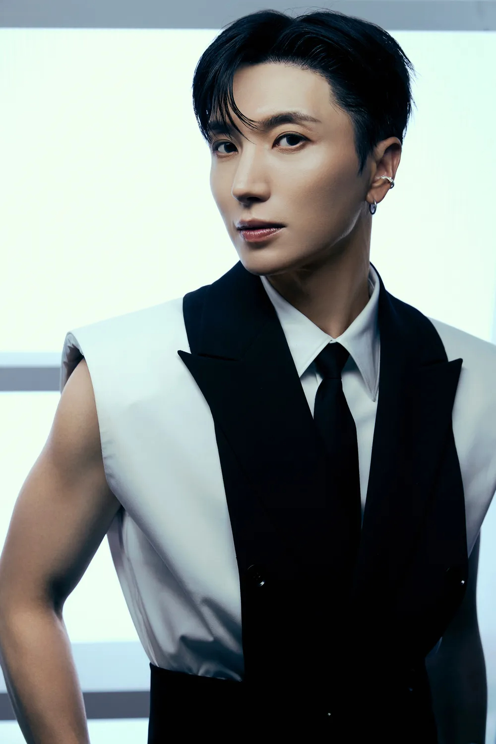 Hành động của Leeteuk gây ra nhiều tranh cãi. Ảnh: Koreaboo