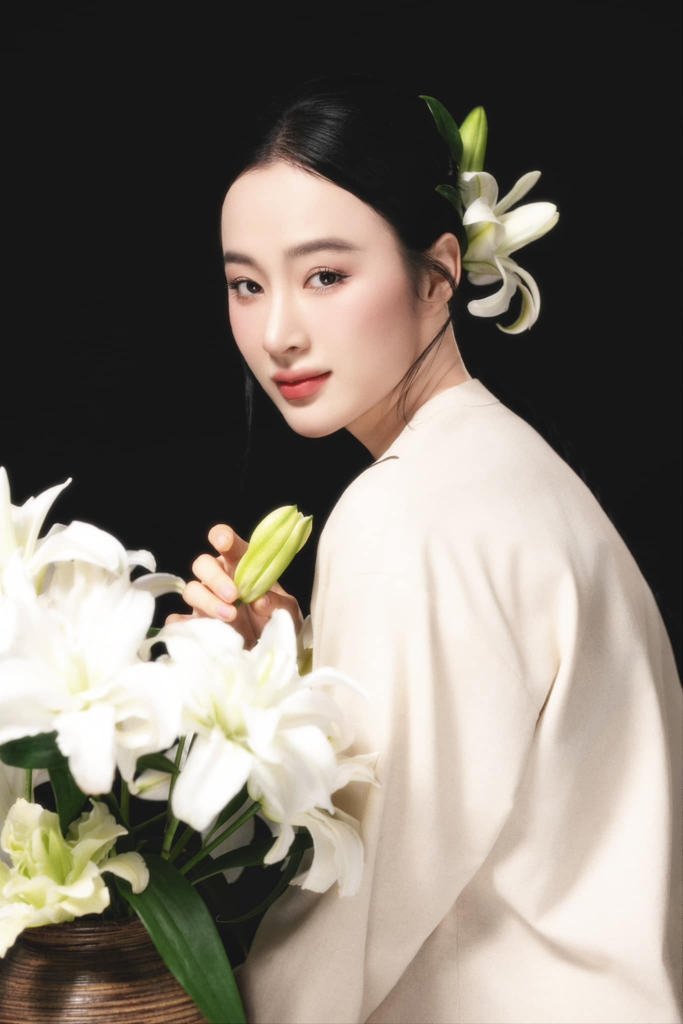 Khi bị chỉ trích, Angela Phương Trinh đã lên tiếng gửi lời xin lỗi, thừa nhận có sai sót trong quá trình biểu diễn. Ảnh: Tổng hợp