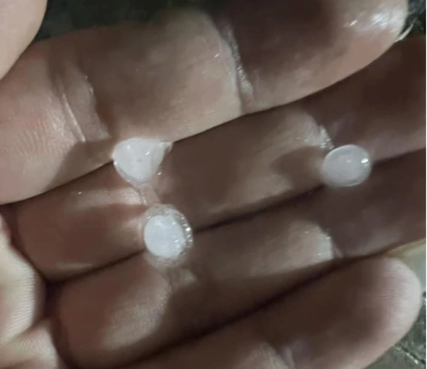 Trong trận mưa đá ở huyện Chương Mỹ (Ảnh: FB Phước Từ).