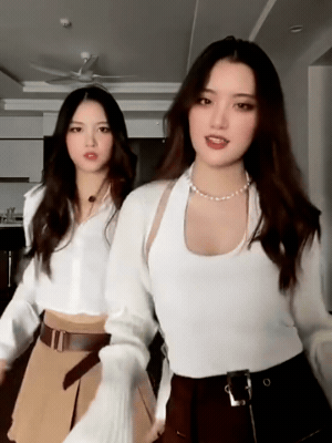 Phương Oanh và chị gái thân thiết, thường xuyên quay clip nhún nhảy cùng nhau 