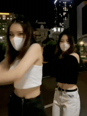 Khi đeo khẩu trang, khó lòng nhận ra đâu là Phương Oanh đâu là Hoàng Yến 