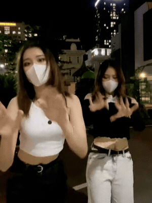 Cả hai cùng sở hữu sắc vóc gợi cảm, nuột nà 