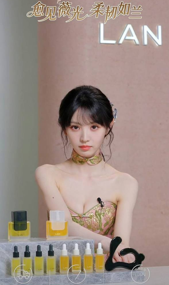 Điền Hi Vi với mẫu váy o ép vòng 1 khiến buổi livestream bị gián đoạn. (Ảnh: Weibo)