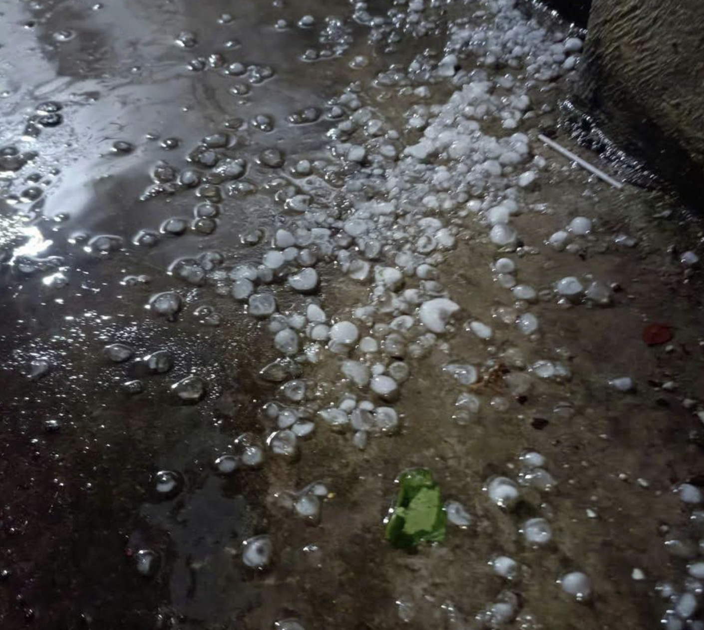 Mưa đá xuất hiện ở một số địa điểm tại Hà Nội (Ảnh: MXH)