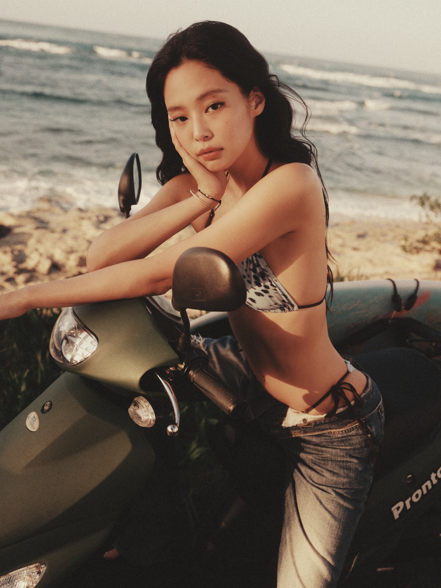 Mặc jeans rách ra biển: Phải size ngực giống Jennie mới đu được