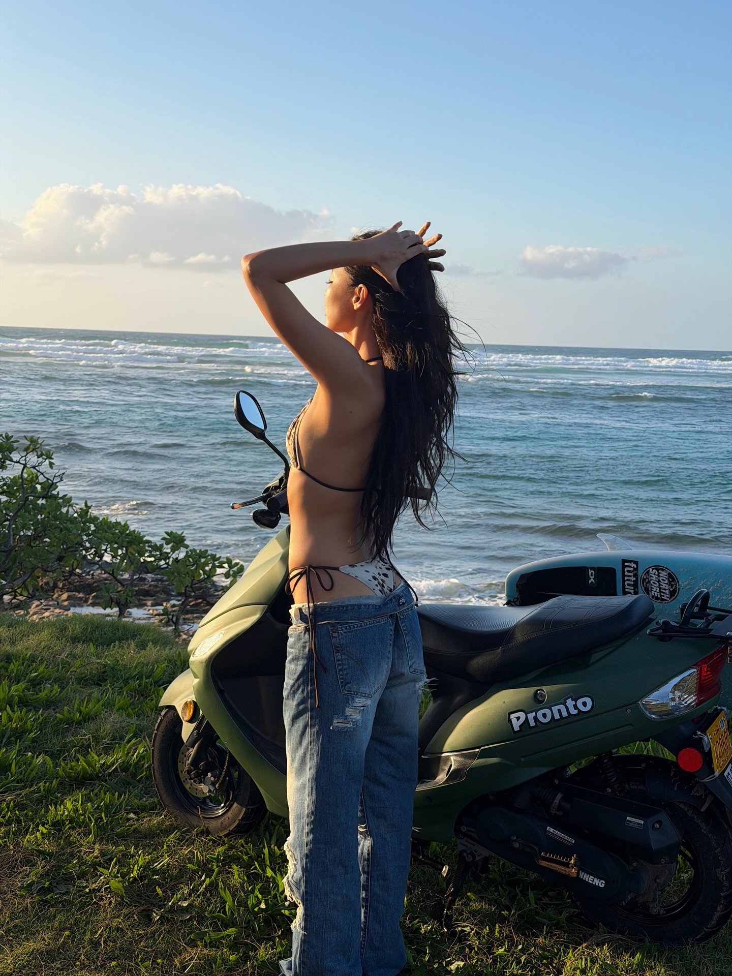 Nàng It girl đình đám gây chú ý khi lựa chọn quần jeans rách làm outfit đi biển. (Ảnh: Instagram)