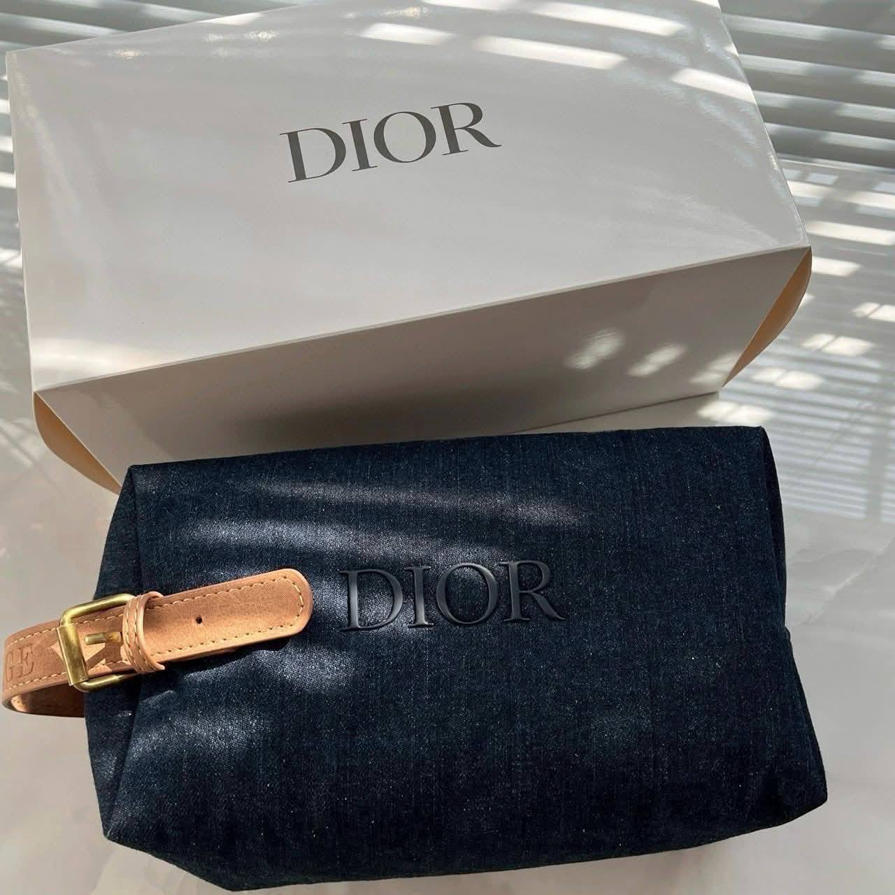 Mẫu Dior Sauvage Denim Pouch 2025 (Ảnh Internet).