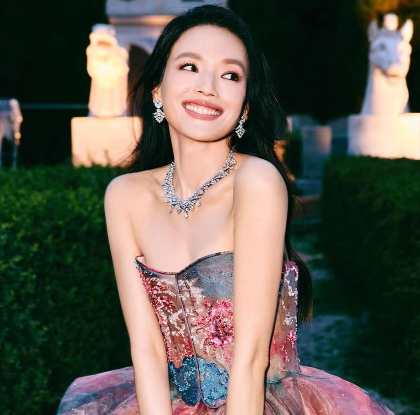 Bản thân Thư Kỳ thì thăng hoa trong sự nghiệp, không còn cố chấp muốn sinh con nữa (Ảnh: QQ).